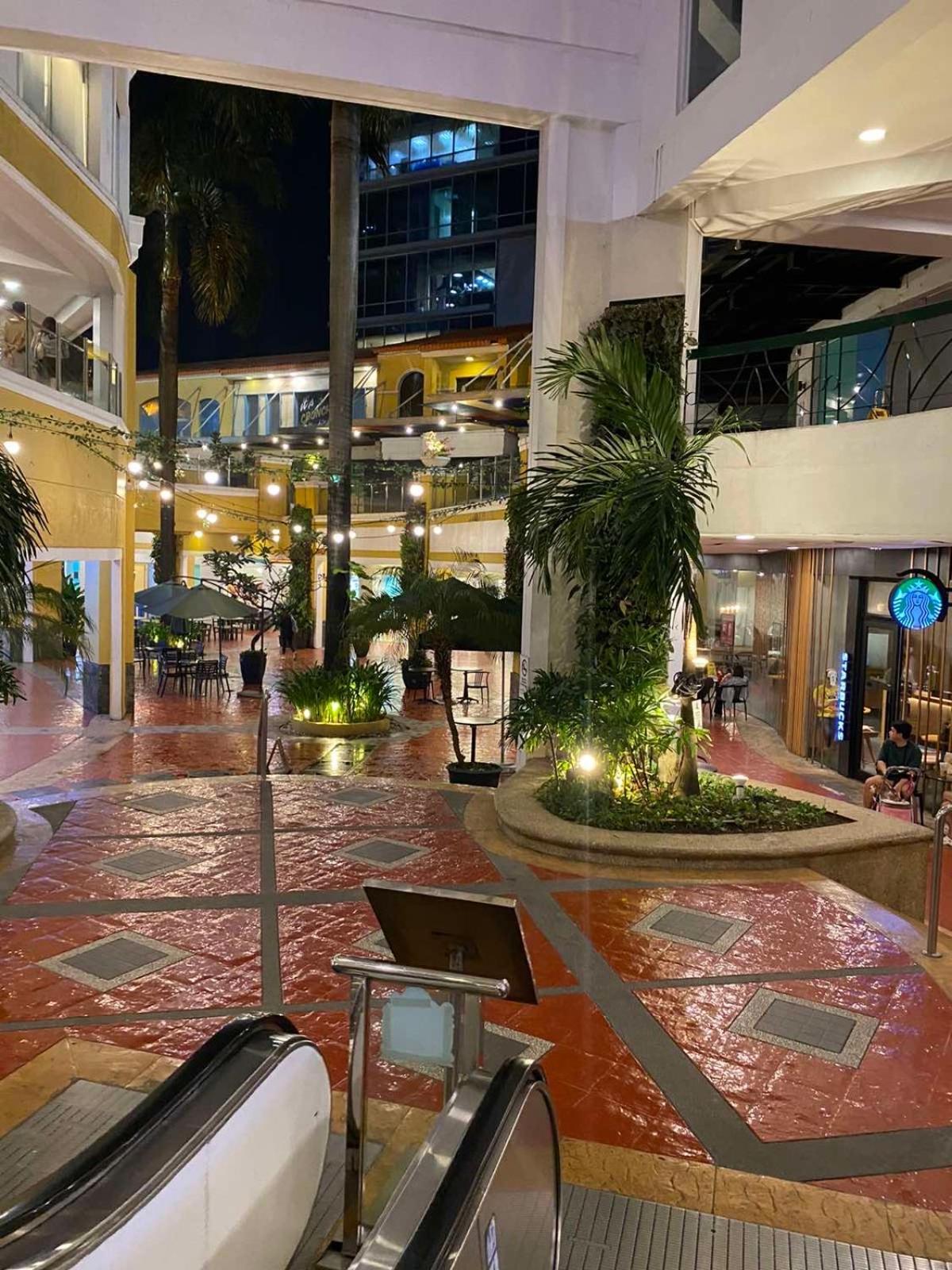 Classy 2Br Suite At Eastwood City With Pool And City Skyline View Manila Eksteriør bilde