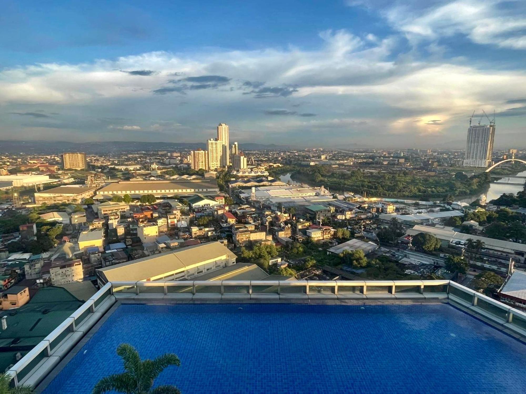 Classy 2Br Suite At Eastwood City With Pool And City Skyline View Manila Eksteriør bilde